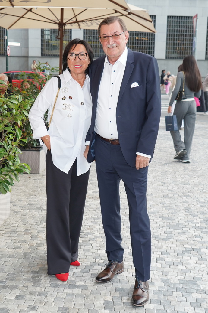 Zdeněk Barták s manželkou Lídou, která outfit povýšila rudými lodičkami.