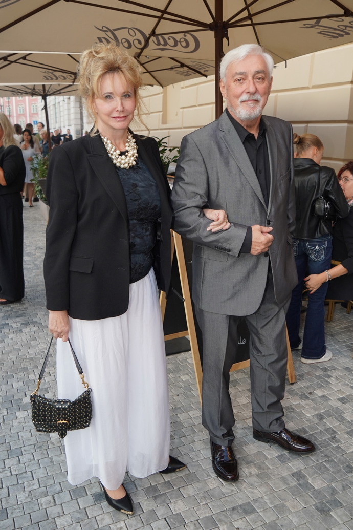 Jan Rosák vyvedl do společnosti manželku Jiřinu. Ta oblékla bílou tylovou sukni, sametový top a černé sako.