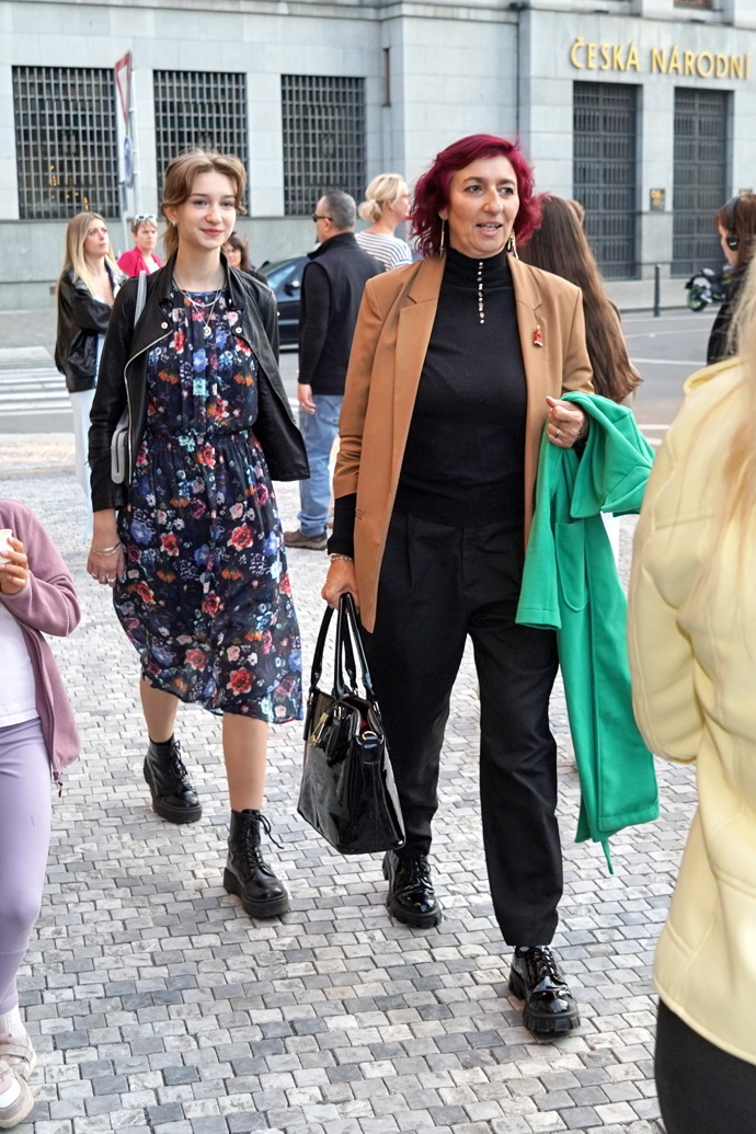 Simona Babčáková si vystačila s černým základem a hnědým sakem.