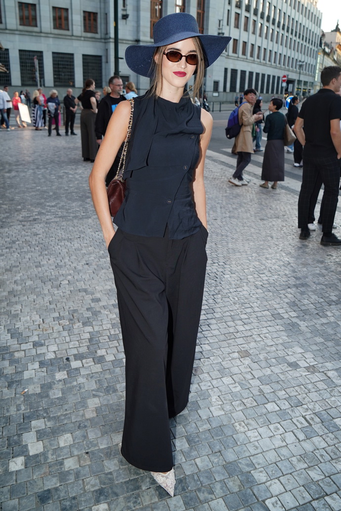 Amélie Pokorná se s maminkou sladila do černé barvy a přidala elegantní tmavě modrý klobouk. 