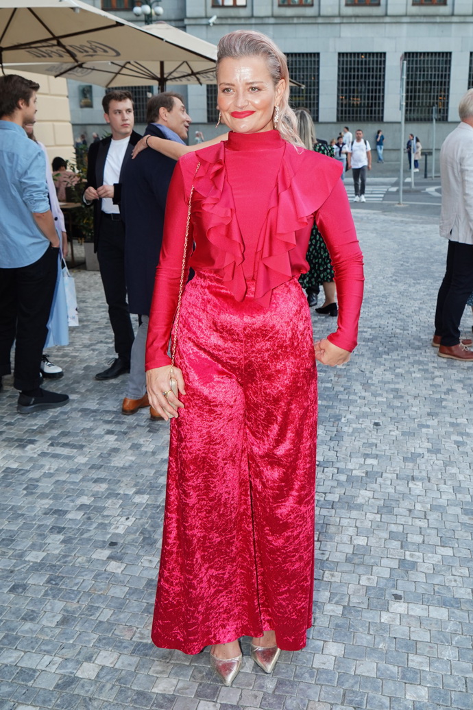 Erika Stárková vynesla rudý večerní model se širokými sametovými  kalhotami.