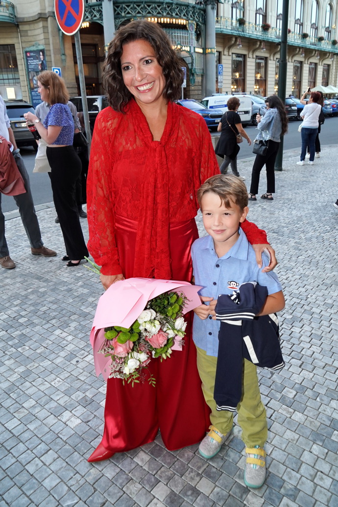 Romana Goščíková oblékla rudou róbu a do divadla vzala synka Ondřeje. 