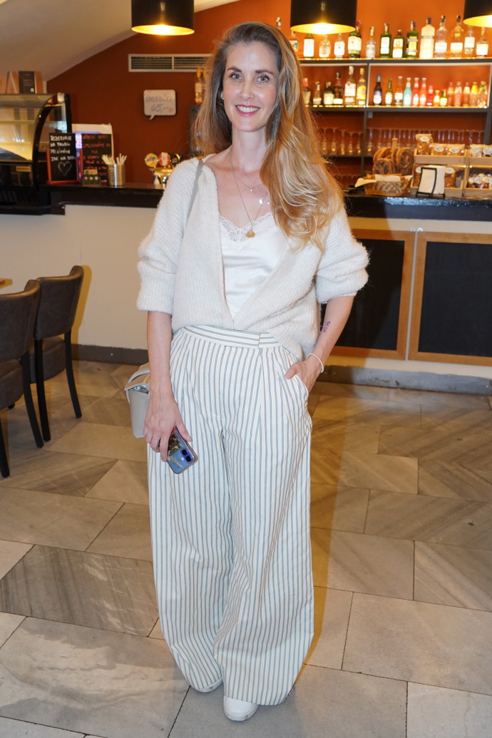 Jana Bernášková naopak ve svém outfitu propojila eleganci s ležérností.