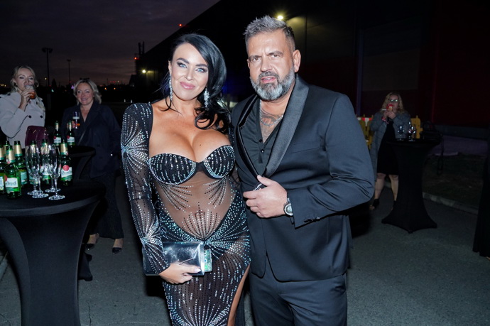 Radek Kašpárek po boku své nové partnerky Ivany nevypadal nadšeně. 