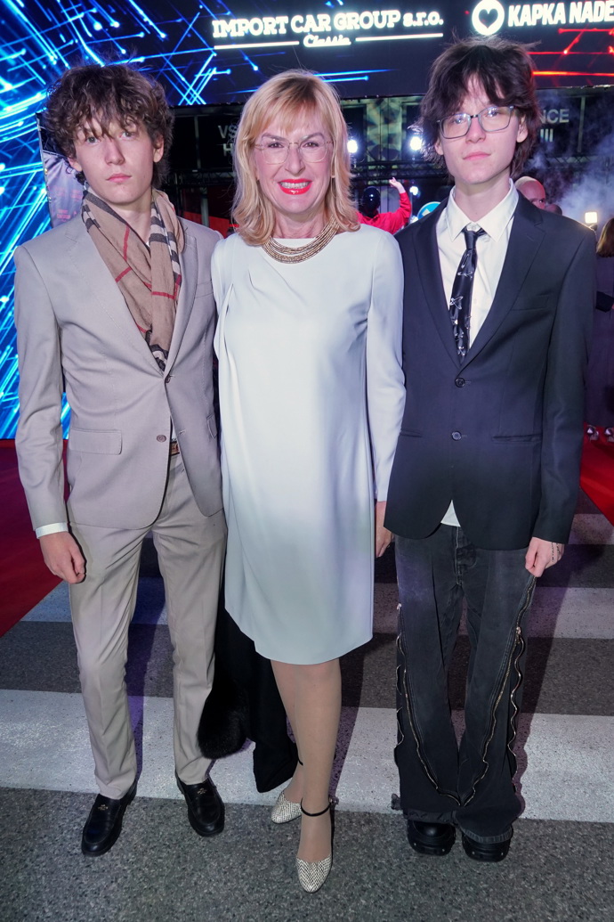 Štěpánka Duchková vyvedla svá dvojčata, Adama a Jana. 