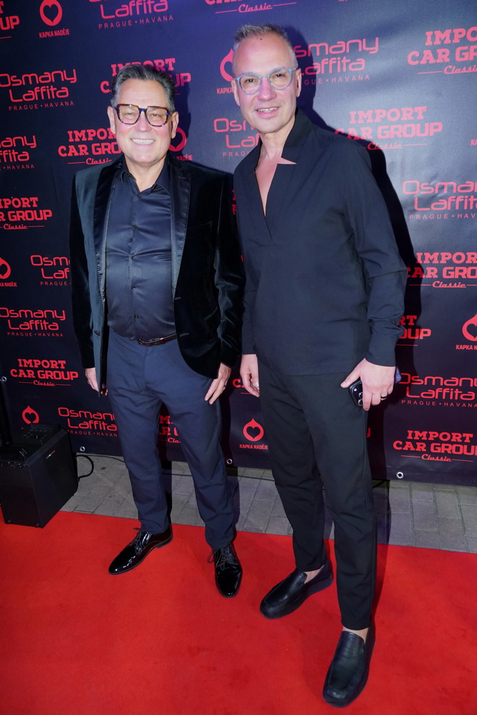 Pavel Vítek s Janisem Sidovským oblékli kompletně černé outfity.