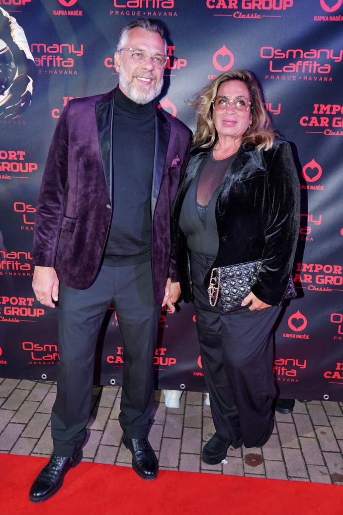 Rola Brzobohatá oblékla tmavě zelené sametové sako a outfit doplnila černým prošívaným psaníčkem Dior. 