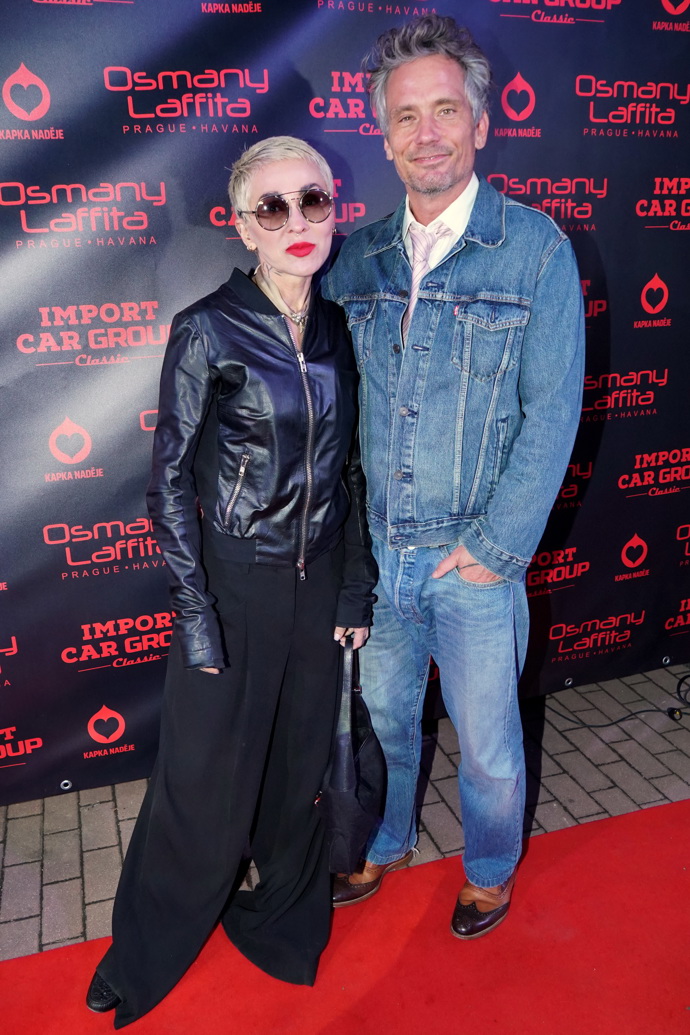 Kairy partner Arthur Kačer přišel oblečený do trendy džínoviny. 