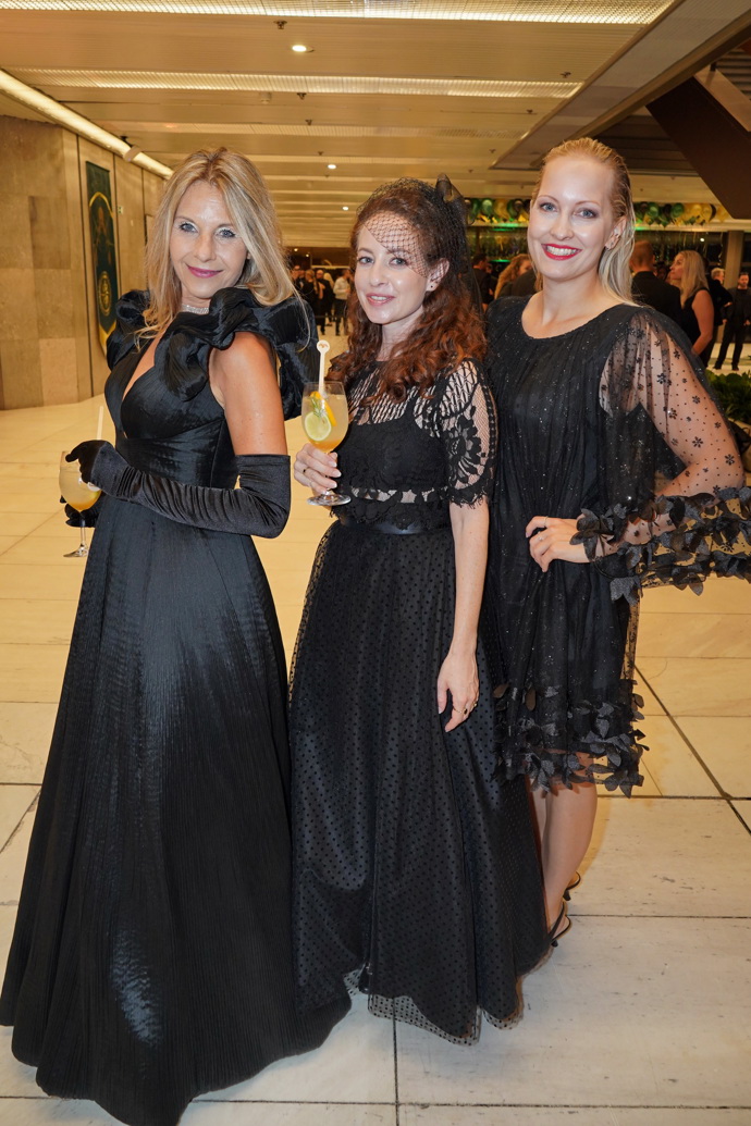 Annelie Herz na premiéře Zrádců po boku dalších hráček. 
