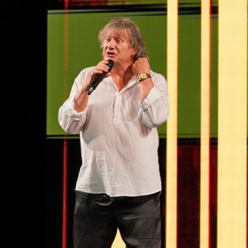 Hložek stále vystupuje