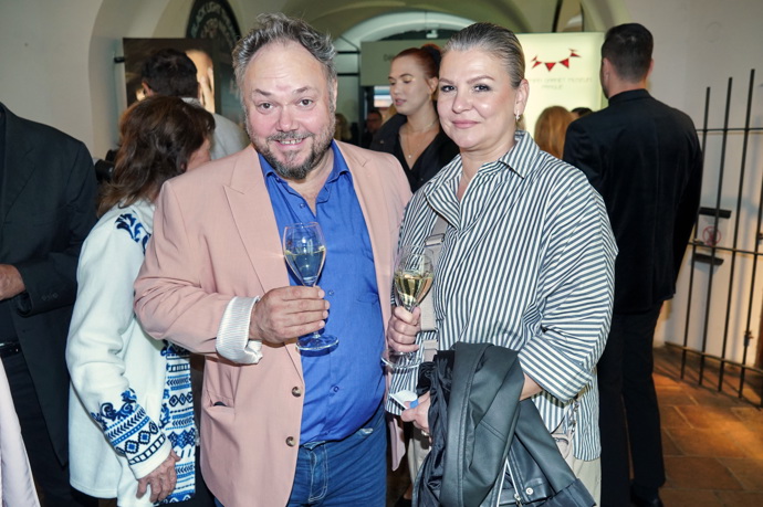 Herec Martin Sobotka oblékl modrou košili a růžové sako. 