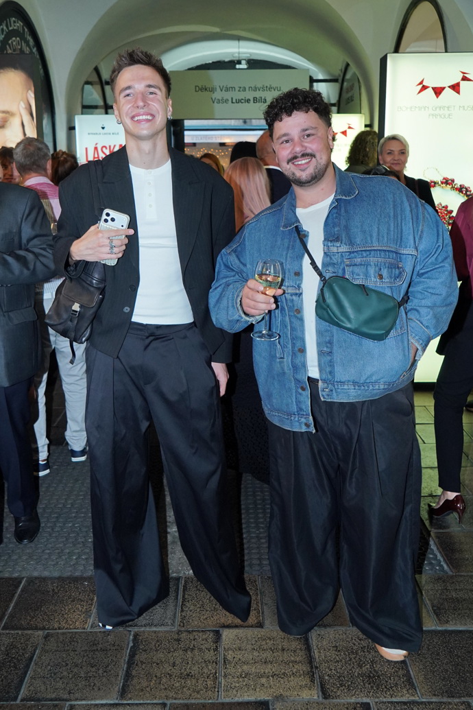 Zpěvák Martin Schreiner přišel na premiéru v džínové bundě a bílém tričku. 