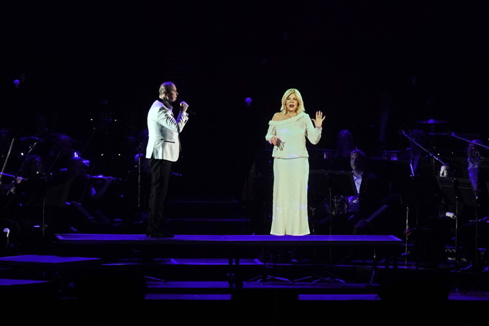 Takhle vypadal hologram Hany Zagorové během koncertu v O2 areně. 
