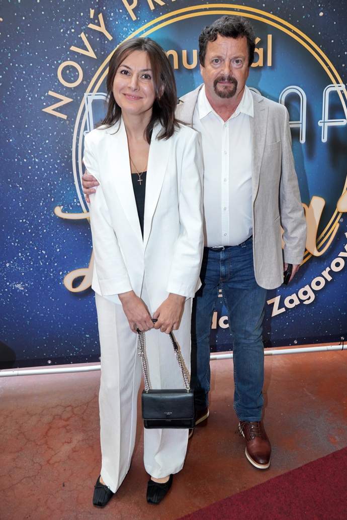 Michal Viewegh se svou partnerkou z Ukrajiny, Olenou, která si také oblíbila bílé kalhotové kostýmky. 