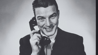  

Muž s sférkou přes telefon
