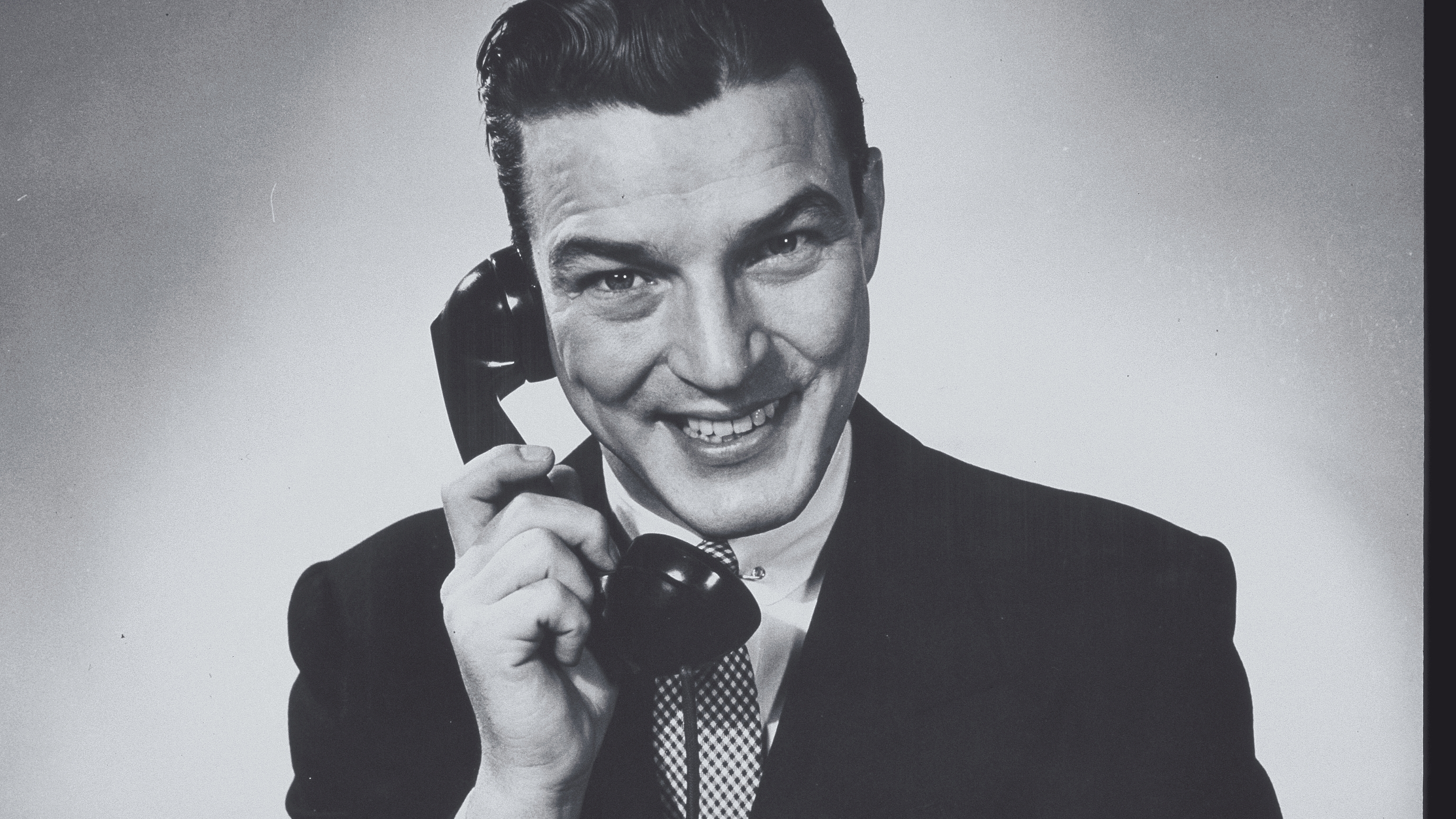  

Muž s sférkou přes telefon
