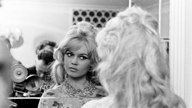  

Brigitte Bardot proslavila účes, kterému Francouzi přezdívají “choucroute”. Tento rádoby neupravený look ve stylu “právě jsem se probudila” z ní udělal nestárnoucí sexsymbol, a dokonce se stala i objektem maleb Andyho Warhola.  
