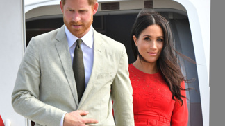  

V lednu 2020 vévoda a vévodkyně ze Sussexu šokovali celý svět, když oznámili, že odcházejí z rolí předních členů královské rodiny a budou pracovat na tom, aby se stali finančně nezávislými. O měsíc později vydala královna Alžběta prohlášení, ve kterém zdůrazňuje, že „Harry, Meghan a Archie budou vždy velmi milovanými členy rodiny.
