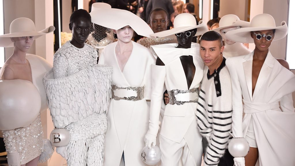 Ve spolupráci s concept storem Pařížská 17 představí již tento čtvrtek světově proslulá značka Balmain v Praze svou nejnovější kolekci. Ve spolupráci s concept storem Pařížská 17 představí již tento čtvrtek světově proslulá značka Balmain v Praze svou nejnovější kolekci.