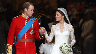 Kate Middleton

Když se 29. dubna 2011 provdala za prince Williama, Kate Middleton v šatech od Sarah Burton pro Alexandera McQueena sledovaly miliony očí. Dnes jsou považovány za jedny z nejvlivnějších svatebních šatů všech dob. Tento kus doplnila o diadém zapůjčený od královny Alžběty II. se závojem vyšívaným květinami. 
