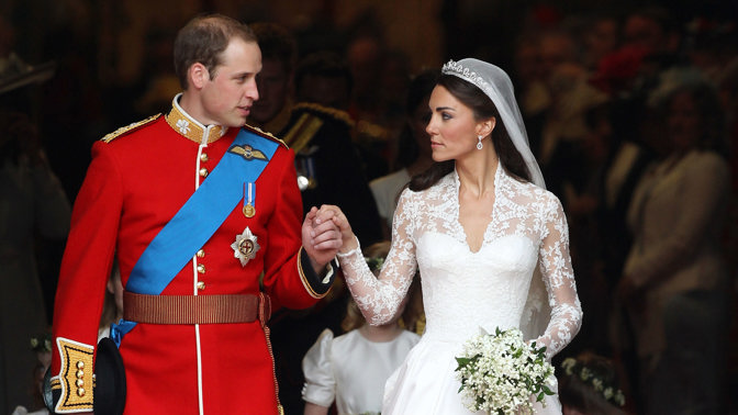Kate Middleton

Když se 29. dubna 2011 provdala za prince Williama, Kate Middleton v šatech od Sarah Burton pro Alexandera McQueena sledovaly miliony očí. Dnes jsou považovány za jedny z nejvlivnějších svatebních šatů všech dob. Tento kus doplnila o diadém zapůjčený od královny Alžběty II. se závojem vyšívaným květinami. 
