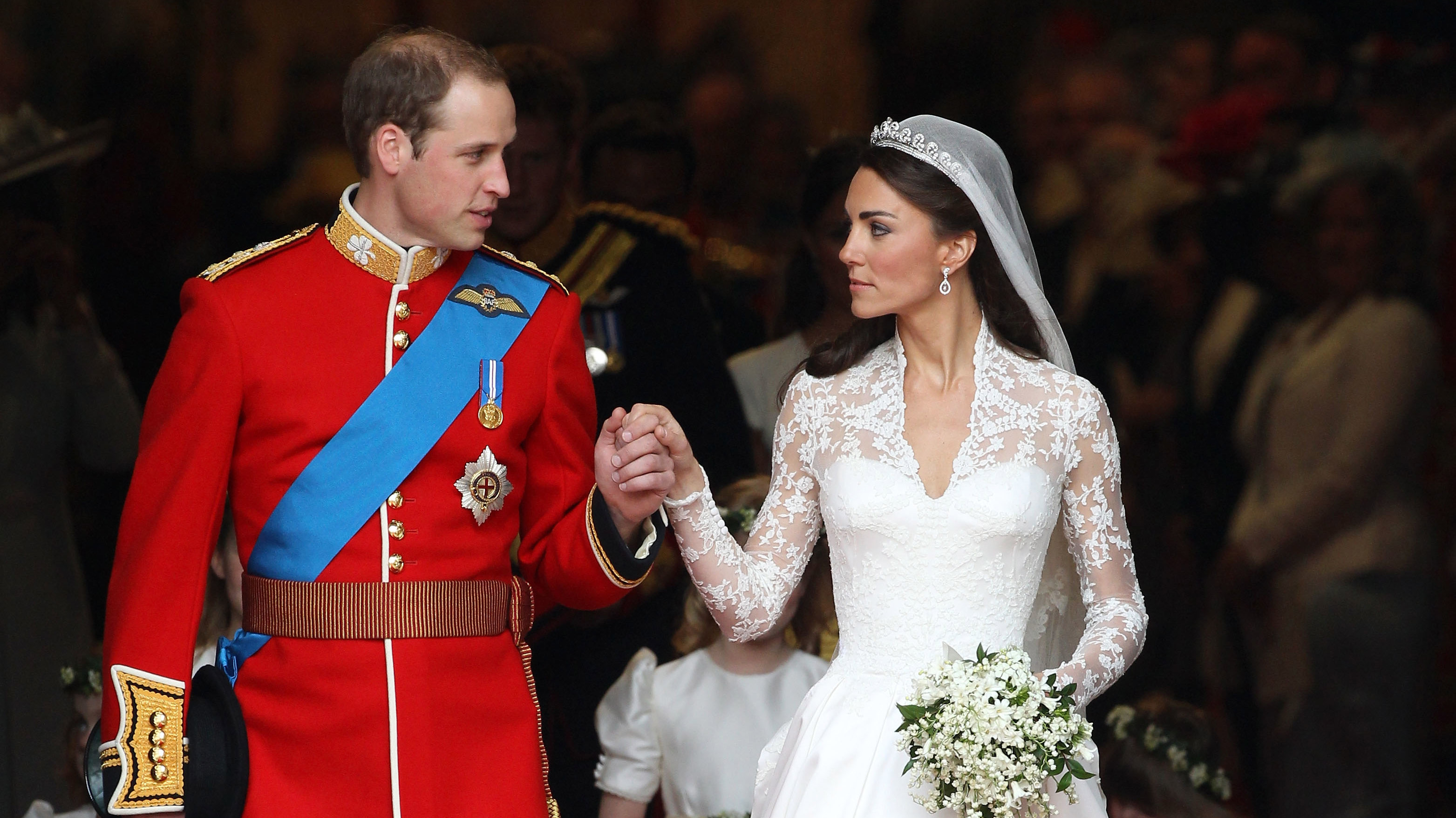 Kate Middleton
Když se 29. dubna 2011 provdala za prince Williama, Kate Middleton v šatech od Sarah Burton pro Alexandera McQueena sledovaly miliony očí. Dnes jsou považovány za jedny z nejvlivnějších svatebních šatů všech dob. Tento kus doplnila o diadém zapůjčený od královny Alžběty II. se závojem vyšívaným květinami.