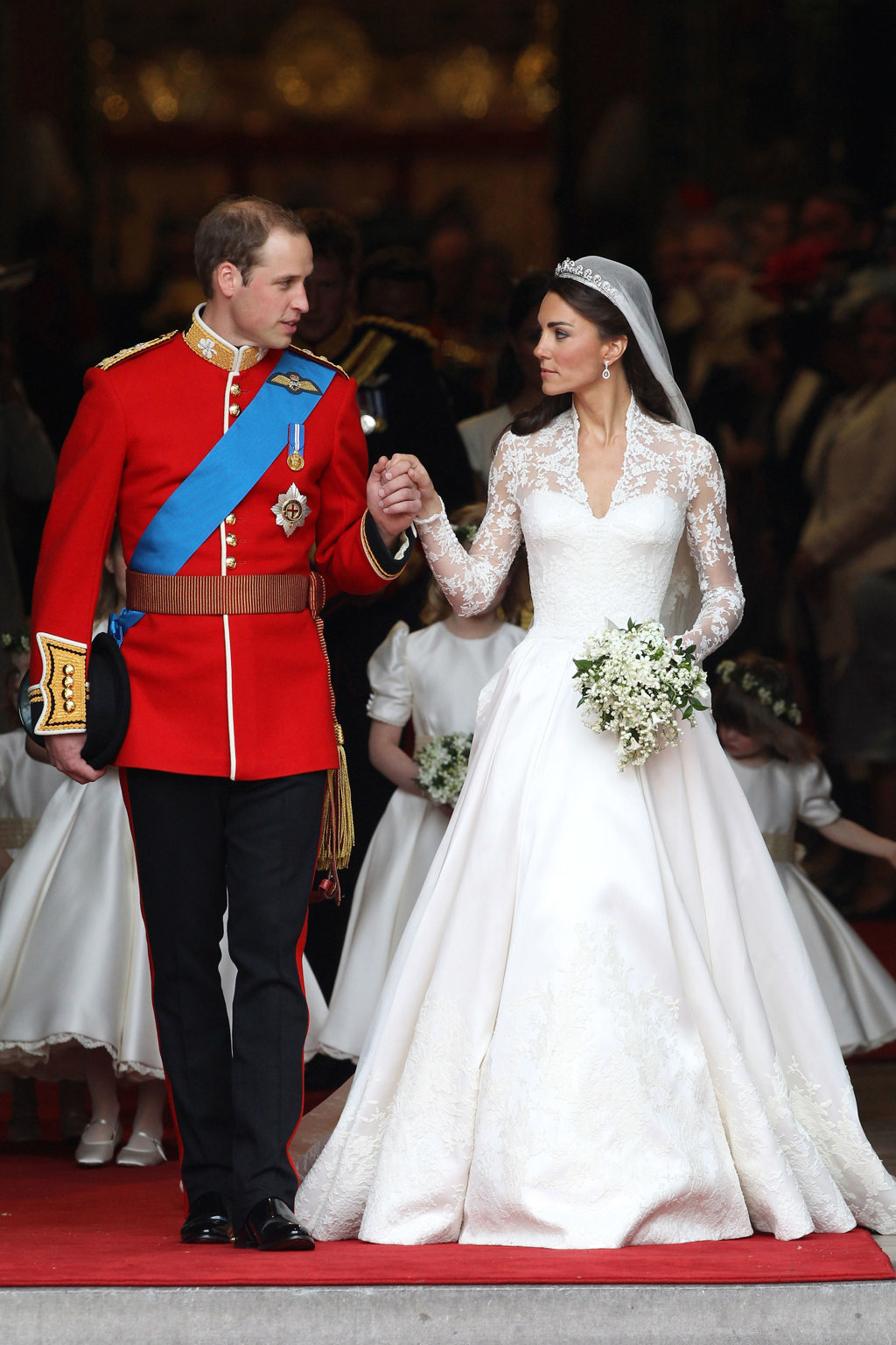 Kate Middleton
Když se 29. dubna 2011 provdala za prince Williama, Kate Middleton v šatech od Sarah Burton pro Alexandera McQueena sledovaly miliony očí. Dnes jsou považovány za jedny z nejvlivnějších svatebních šatů všech dob. Tento kus doplnila o diadém zapůjčený od královny Alžběty II. se závojem vyšívaným květinami.
Kate Middleton
Když se 29. dubna 2011 provdala za prince Williama, Kate Middleton v šatech od Sarah Burton pro Alexandera McQueena sledovaly miliony očí. Dnes jsou považovány za jedny z nejvlivnějších svatebních šatů všech dob. Tento kus doplnila o diadém zapůjčený od královny Alžběty II. se závojem vyšívaným květinami.