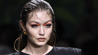  

Gig Hadid - Tom Ford, Velvet Orchid 

Otevírá se tóny mandarinky, bergamotu, medu a rumu, které následují květy pomerančovníku, jasmín, magnolie či orchidej. Osvěžující a uklidńující...

