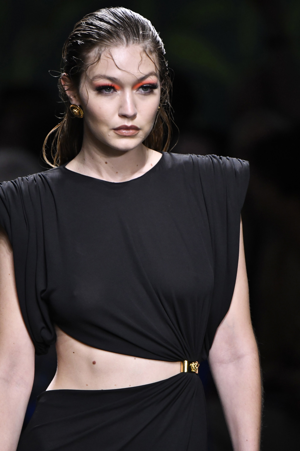 Gig Hadid - Tom Ford, Velvet Orchid
Otevírá se tóny mandarinky, bergamotu, medu a rumu, které následují květy pomerančovníku, jasmín, magnolie či orchidej. Osvěžující a uklidńující...
Gig Hadid - Tom Ford, Velvet Orchid
Otevírá se tóny mandarinky, bergamotu, medu a rumu, které následují květy pomerančovníku, jasmín, magnolie či orchidej. Osvěžující a uklidńující...