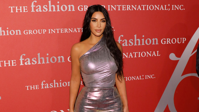 Kim Kardashian je oficiálně zrzka
