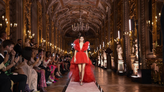 Kendall Jenner během Giambattista Valli Loves H&M show