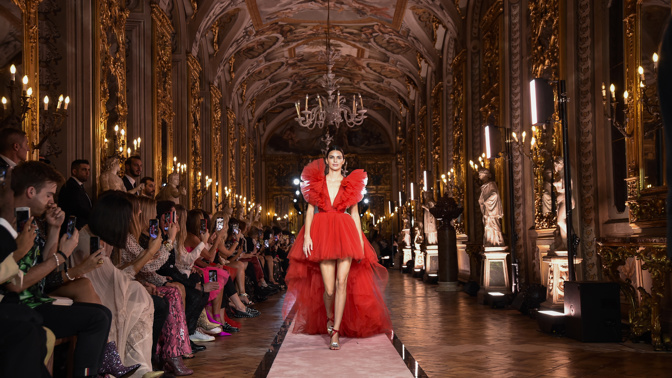Kendall Jenner během Giambattista Valli Loves H&M show