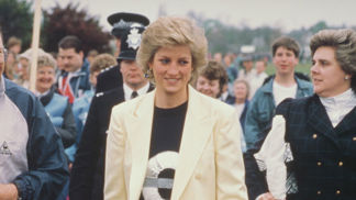 Princezna Diana v plisované sukni