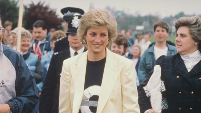 Princezna Diana v plisované sukni