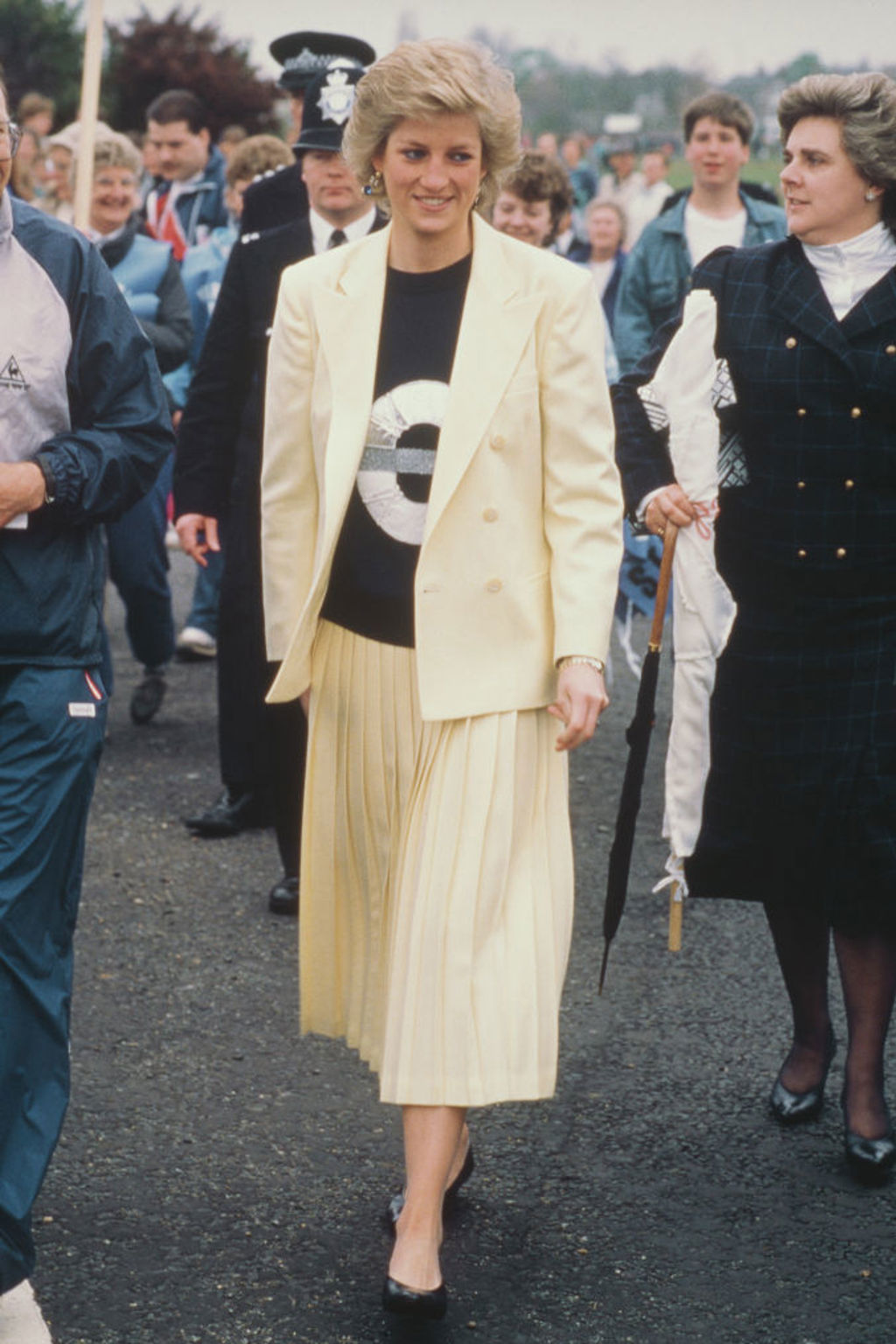 Princezna Diana v plisované sukni