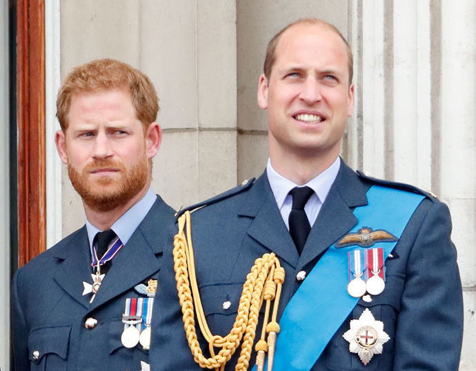 Princ Harry, vévoda ze Sussexu, a princ William, vévoda z Cambridge, sledují 10. července 2018 v Londýně v Anglii přelet u příležitosti stého výročí založení Královského letectva z balkonu Buckinghamského paláce. Zhruba v té době to začaly mezi princi první neshody