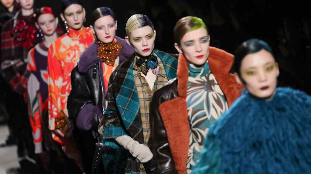 Dries Van Noten : Runway - Paris Fashion Week Womenswear Fall/Winter 2020/2021 Dries Van Noten : Runway - Paris Fashion Week Womenswear Fall/Winter 2020/2021