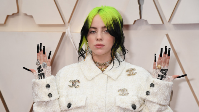 Bláznivá manikúra a barevné crop topy. Trendy nového roku jsou crazy