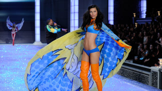 10 ikonických modelů Adriany Limy na přehlídkách Victoria’s Secret