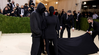  

Kim Kardashian v modelu Balenciaga
