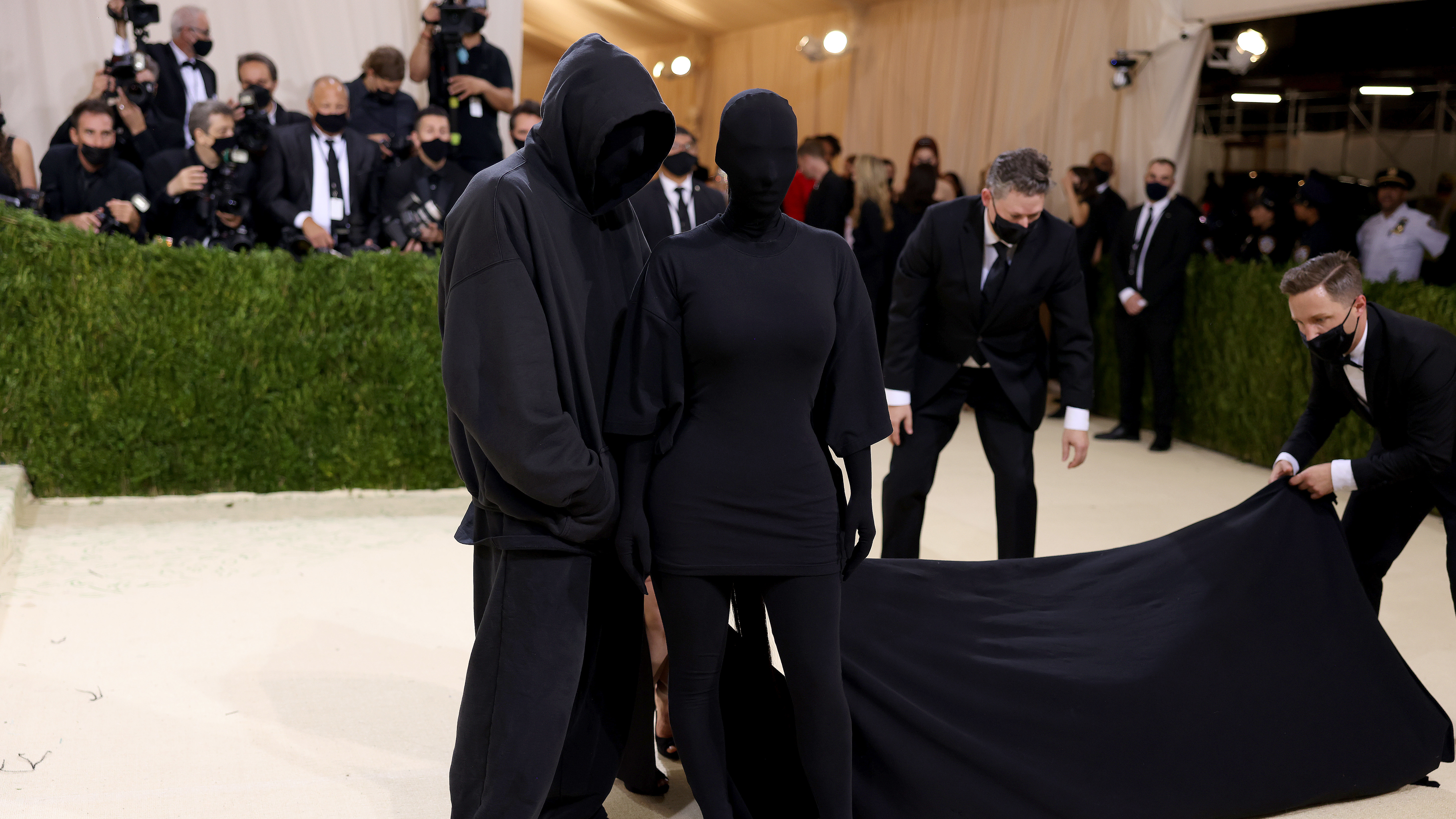 Kim Kardashian v modelu Balenciaga