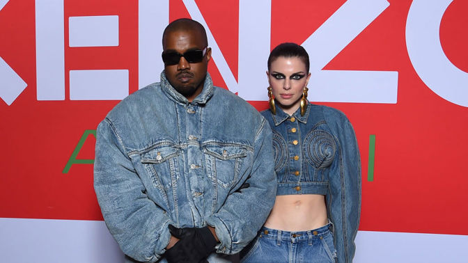 Kanye West a Julia Fox 
