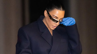  

Kdepak, žádné chirurgické rukavice. Ale velice trendy kousek od Prady! Kim jej předvedla hned v několika barevných variantách.
