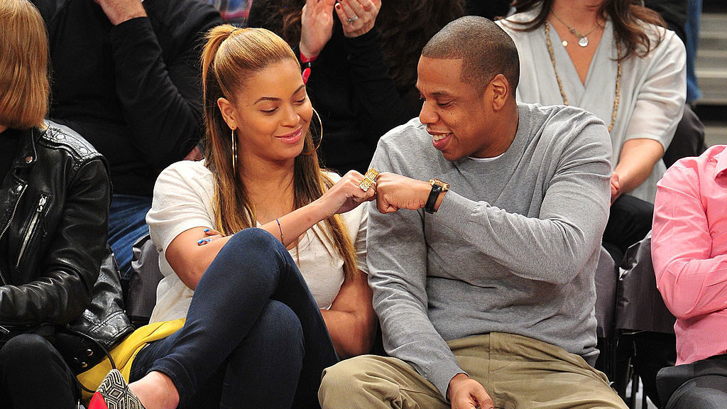 Beyonce & Jay-Z
Právem se o těchto dvou říká, že jsou nejmocnějším párem naší generace. Jsou spolu od roku 2001 a manželský pár tvoří od roku 2008. Jejich vztah byl plný ikonických hudebních spoluprací ("Crazy in Love", "Drunk in Love", i celé album "Everything is Love"), ale také byl plný kontroverzí (výtahová scéna, " Lemonade," "4:44"). Mají spolu tři děti a dvě velmi úspěšné společné turné. Není co dodat.
Beyonce & Jay-Z
Právem se o těchto dvou říká, že jsou nejmocnějším párem naší generace. Jsou spolu od roku 2001 a manželský pár tvoří od roku 2008. Jejich vztah byl plný ikonických hudebních spoluprací ("Crazy in Love", "Drunk in Love", i celé album "Everything is Love"), ale také byl plný kontroverzí (výtahová scéna, " Lemonade," "4:44"). Mají spolu tři děti a dvě velmi úspěšné společné turné. Není co dodat.