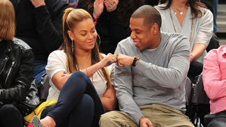 Beyonce & Jay-Z

Právem se o těchto dvou říká, že jsou nejmocnějším párem naší generace. Jsou spolu od roku 2001 a manželský pár tvoří od roku 2008. Jejich vztah byl plný ikonických hudebních spoluprací ("Crazy in Love", "Drunk in Love", i celé album "Everything is Love"), ale také byl plný kontroverzí (výtahová scéna, " Lemonade," "4:44"). Mají spolu tři děti a dvě velmi úspěšné společné turné. Není co dodat.

