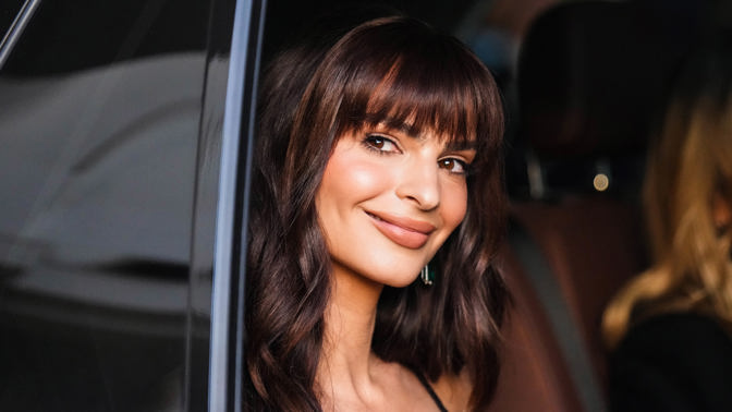  

Emily Ratajkowski ve svém face-framing účesu
