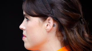  

Princezna Eugenie se svým tetováním. 
