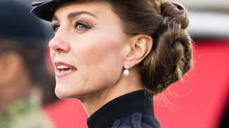  

Kate, princezna z Walesu, s náušnicemi patřícími Lady Dianě. 
