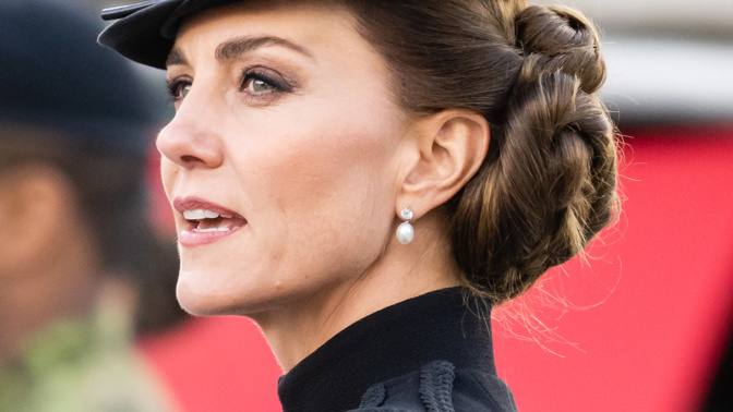  

Kate, princezna z Walesu, s náušnicemi patřícími Lady Dianě. 
