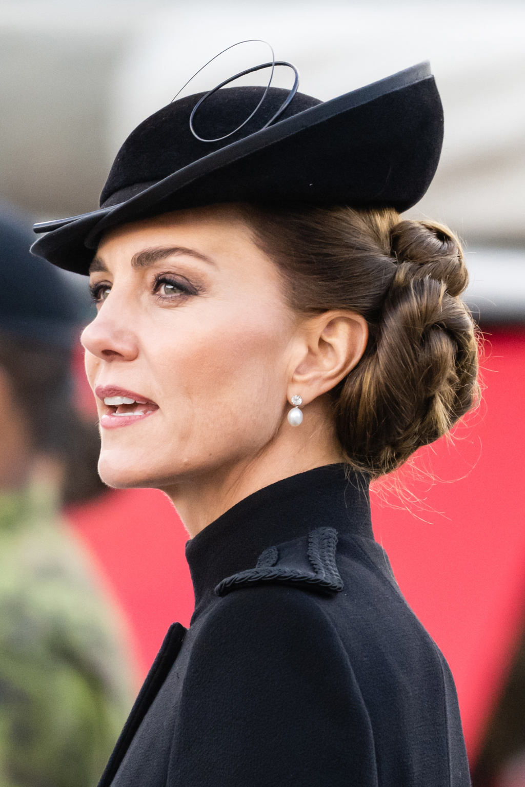 Kate, princezna z Walesu, s náušnicemi patřícími Lady Dianě.
Kate, princezna z Walesu, s náušnicemi patřícími Lady Dianě.